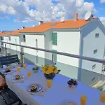 Large Seaview Apt, 150m To Beach, 4km From - Nora Trogir