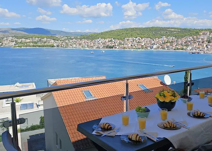 Large Seaview Apt, 150m To Beach, 4km From - Nora Trogir