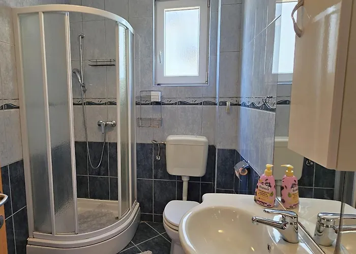 Large Seaview Apt, 150m To Beach, 4km From - Nora